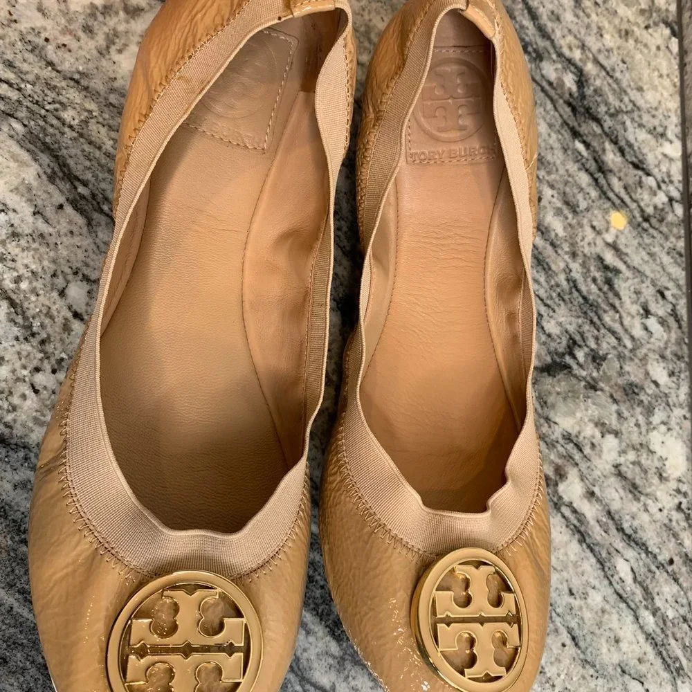 Tory Burch Caroline Patent Leather Ballet Logo Medallion Flat 9.5 Nude Beige - Picture 3 of 9